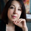 Карина Погосбекова, пианистка и сопродюсер проекта Приглушённые Голоса, окончила Московскую Консерваторию и сотрудничала с ведущими оперными певцами. Её музыкальное мастерство и опыт в концертмейстерстве внесли значительный вклад в успех фестиваля.