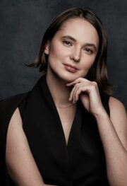 Ася Чащинская Ася Чащинская либреттист оперы Периодическая система, которая пройдёт в России в рамках фестиваля